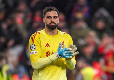 Грузинский вратарь «Ливерпуля» не смог сам покинуть поле