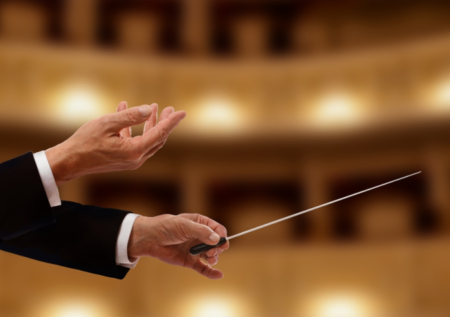 Активный дирижер выбил из рук солистки скрипку за $1 млн