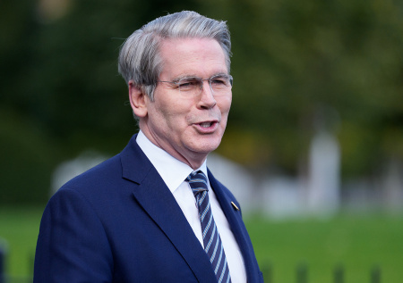 «Почему он еще не уволен?»: санкции против России раскололи США