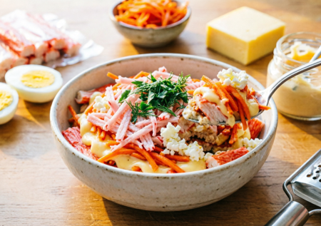 Салат на скорую руку, но улетает первым: из остатков после Пасхи — вкусно и без лишней возни