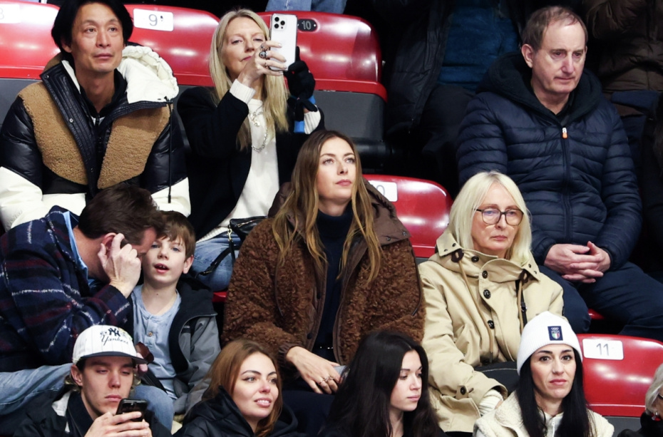 Мария Шарапова во время выступления Российской фигуристки Аделии Петросян на XXV зимних Олимпийских играх в Милане