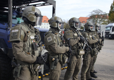 В Германии спецназ готовится к штурму сикхского храма