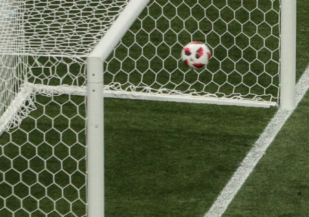 Вратарь забил гол через все поле и побежал обнимать маму