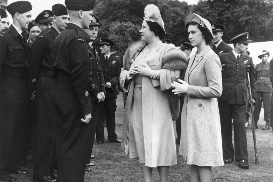 Королева Елизавета и принцесса Елизавета II на приеме в саду Букингемского дворца, 1945 год