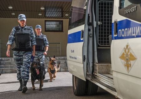 Посетителей ТЦ в Петербурге эвакуировали из-за опасного предмета