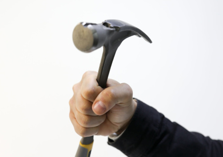 Подросток разбила две машины молотком из-за эмоционального конфликта