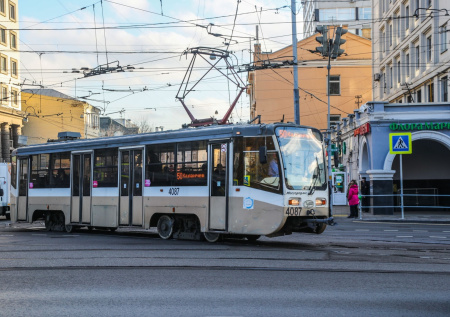 Кроссовер столкнулся с трамваем на северо-западе Москвы