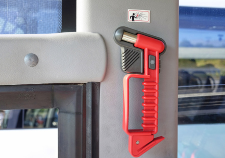 Кемеровские подростки украли аварийный молоток из местного троллейбуса