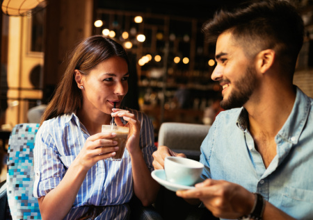 Психолог ответила, могут ли женщины знакомиться первыми