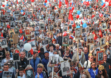 Юрист объяснил, чьи портреты нельзя размещать в «Бессмертном полку»