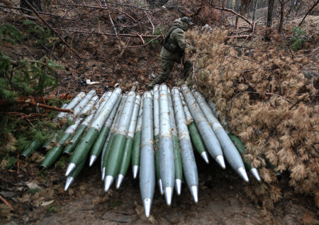 Российские рабочие рыли траншею и нашли снаряд