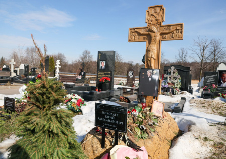 Священник объяснил, почему не следует оставлять еду на могилах