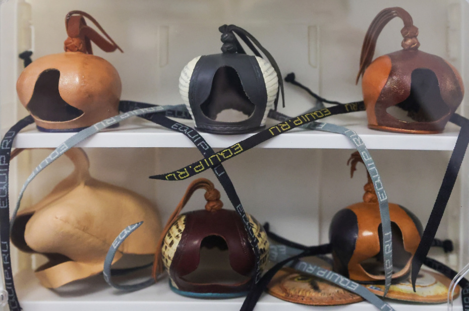 Клобуки для хищных птиц. Клобучок полностью закрывает птице глаза, в темноте они успокаиваются и не реагируют на пугающие или отвлекающие внешние раздражители