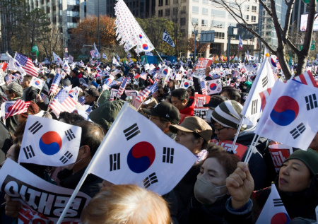 Грузовик наехал на протестующих в Южной Корее