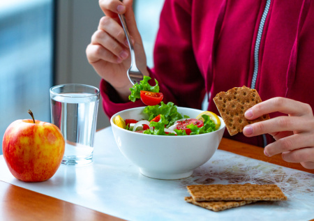 Эндокринолог предупредила о неочевидной опасности строгих диет