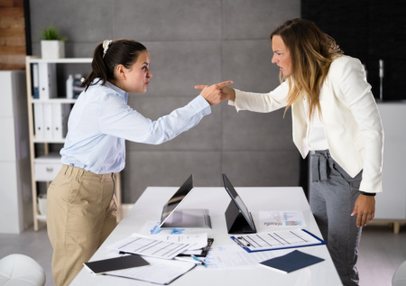 Терапевт объяснил феномен аллергии на офис