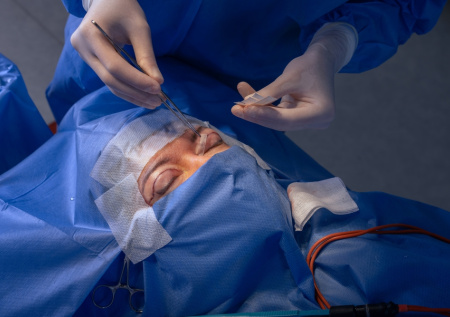 Пластические хирурги изуродовали более десяти пациенток в регионе России