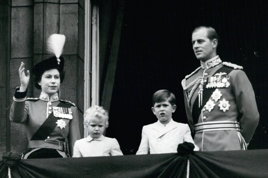 Королева Елизавета II, герцог Эдинбургский Филипп, принц Чальз и принцесса Анна, 1953 год