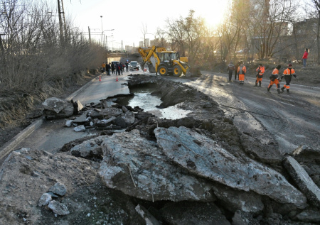 В Нижегородской области дорога ушла под землю