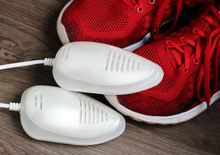 Подолог назвала главный гаджет для ухода за обувью весной