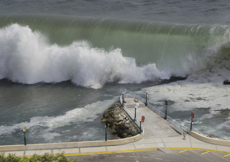 Почти 200 тыс. японцев спешно покидают дома после мощного землетрясения