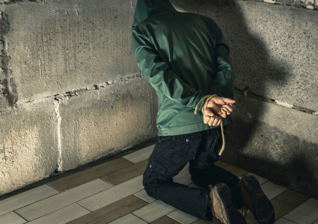 Предприниматель 23 года держал в трудовом рабстве мужчину на западе Украины