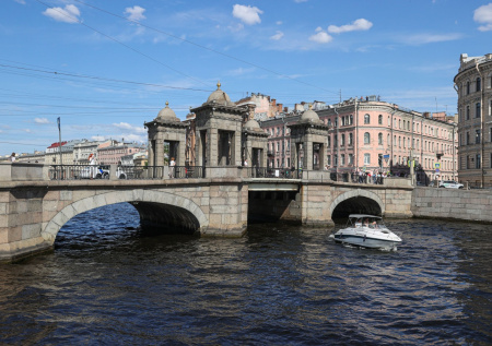 Эксперт рассказал, как съездить в Петербург на майские праздники
