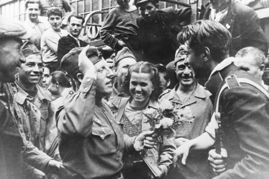 Встреча советских воинов с жителями Софии, 1944 год