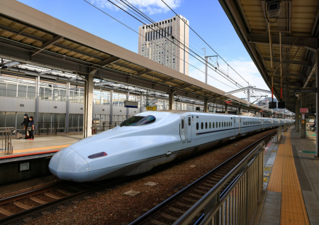 Мощное землетрясение парализовало движение поездов