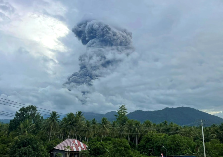 Индонезийский вулкан «выстрелил» пеплом на огромную высоту