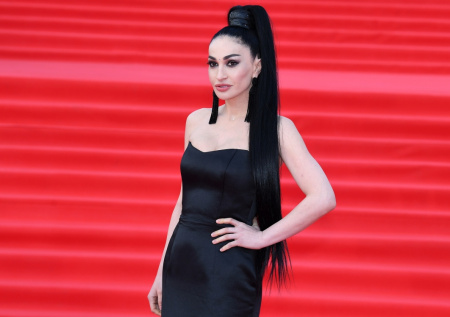 Небритые подмышки и без штанов: подробности скандала с Алиной Ян на ММКФ