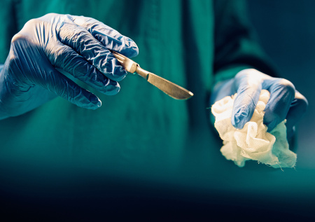 Забытая хирургом во время операции салфетка стоила пациентке жизни