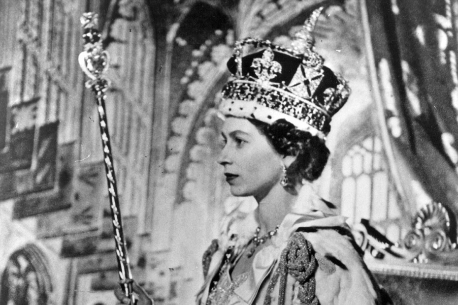 Королева Елизавета II на церемонии коронации в Вестминстерском аббатстве в Лондоне, 1953 год