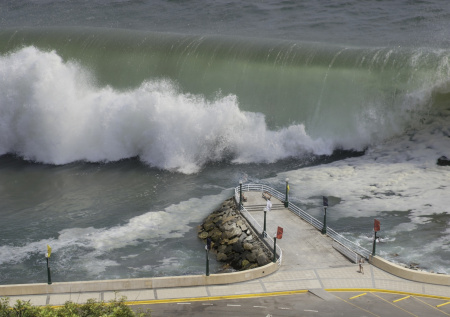 Первая волна цунами достигла берегов Японии после землетрясения