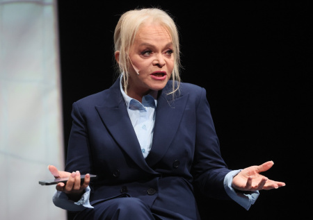 Долина сыграла роль в спектакле о выгнанной из квартиры аферистами бабушке