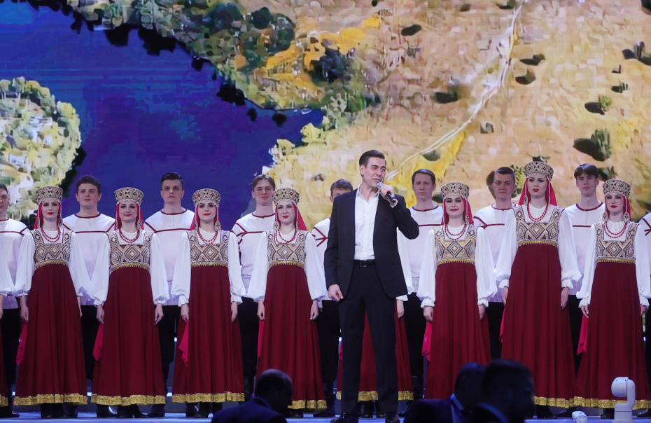 Актер Дмитрий Дюжев выступает с артистами ансамбля на церемонии награждения победителей III Всероссийской муниципальной премии «Служение»