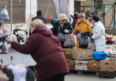 Нелегальные торговцы заполонили площадь напротив вокзалов в Новокузнецке