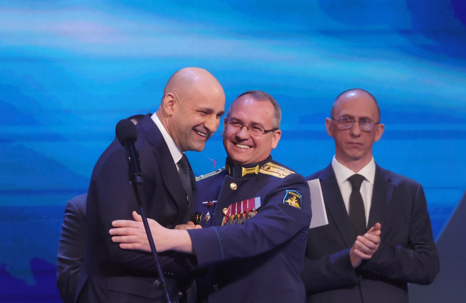 Полномочный представитель президента РФ в Уральском федеральном округе Артем Жога и ветеран СВО председатель городской думы Нижнего Новгорода Евгений Чинцов (в центре слева направо) на церемонии награждения победителей III Всероссийской муниципальной премии «Служение»