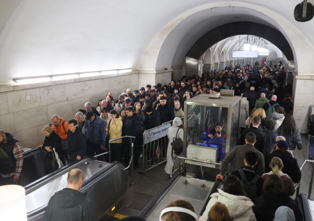 Появились кадры давки на станции «Парк Культуры» московского метро после ЧП