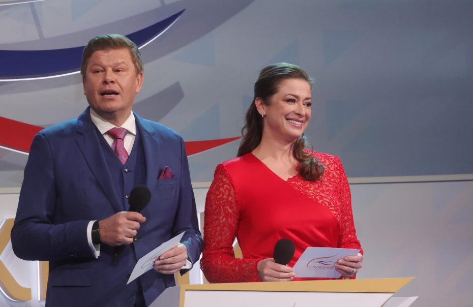 Ведущие церемонии награждения победителей III Всероссийской муниципальной премии «Служение» Дмитрий Губерниев и Мария Ситтель