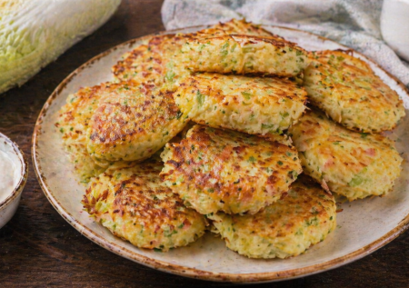 Когда драники надоели, беру пекинку и пеку гору вкуснятины — оладьи просто загляденье. Со сметаной — и больше ничего не надо