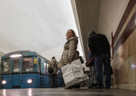 Пассажиров метро срочно эвакуировали из поезда на «Комсомольской»