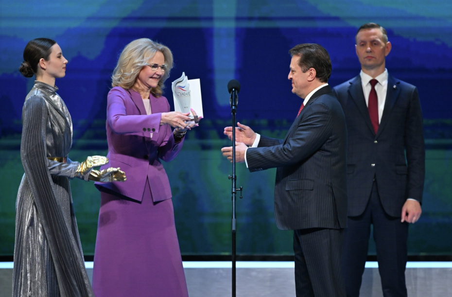 Заместитель председателя правительства РФ Татьяна Голикова вручает приз за 1-е место мэру Казани Ильсуру Метшину на церемонии награждения победителей III Всероссийской муниципальной премии «Служение»