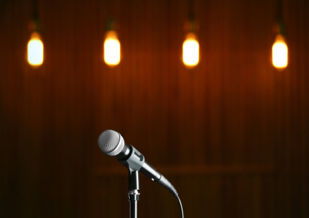 Профессиональная певица объяснила, как бороться со страхом сцены