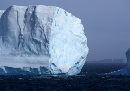 Названа вероятная причина гибели айсберга размером с два Петербурга