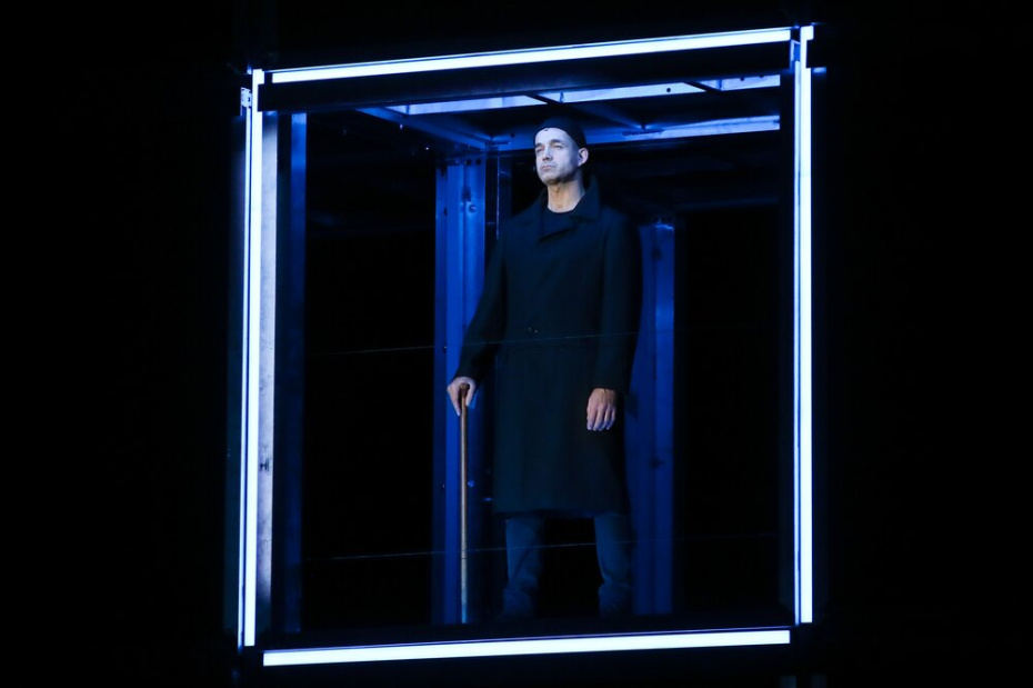 Дмитрий Певцов в роли рассказчика, Амвросия и Лавра во время премьерного показа спектакля «Лавр» по роману Евгения Водолазкина