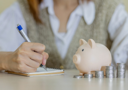 Россиянам назвали три ошибки, которые мешают копить деньги