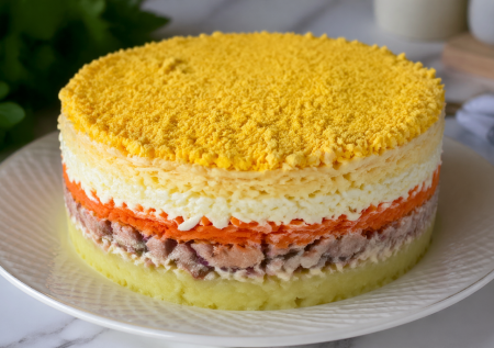 Беру копченую скумбрию и готовлю необычную мимозу — никаких консерв, а вкус — не оторваться