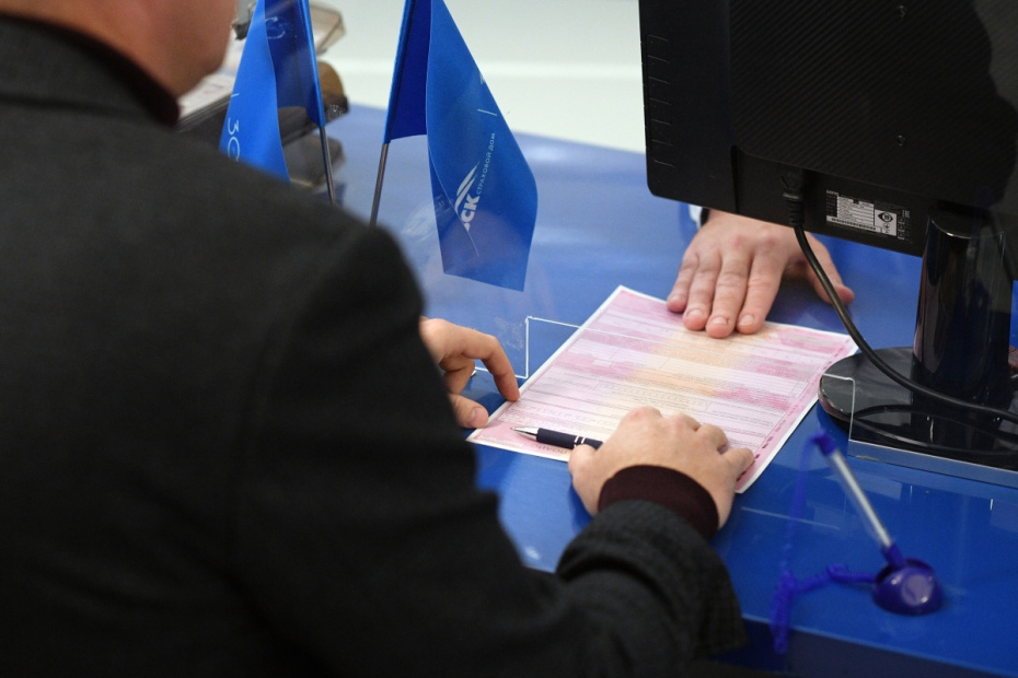 Автовладелец оформляет страховой полис ОСАГО в страховой компании