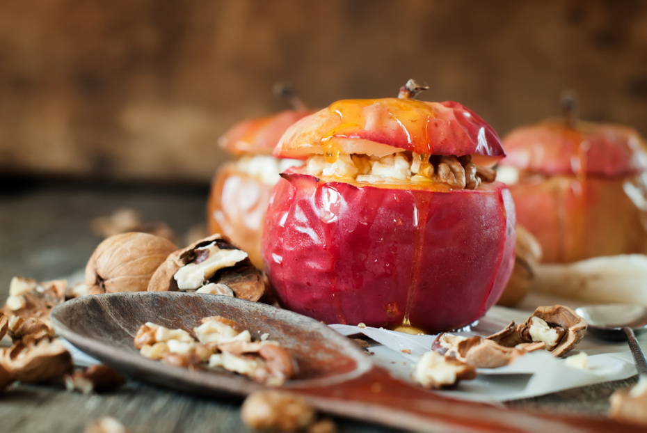 Запеченные фаршированные яблоки в духовке